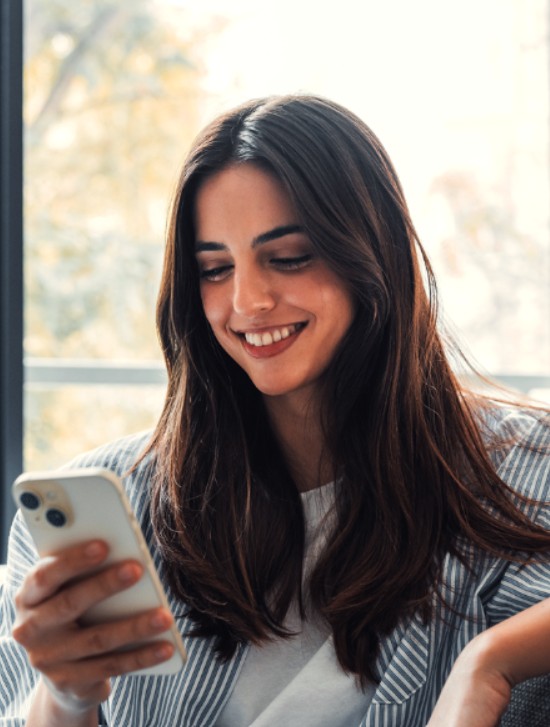 Woman using Delné app to find service providers